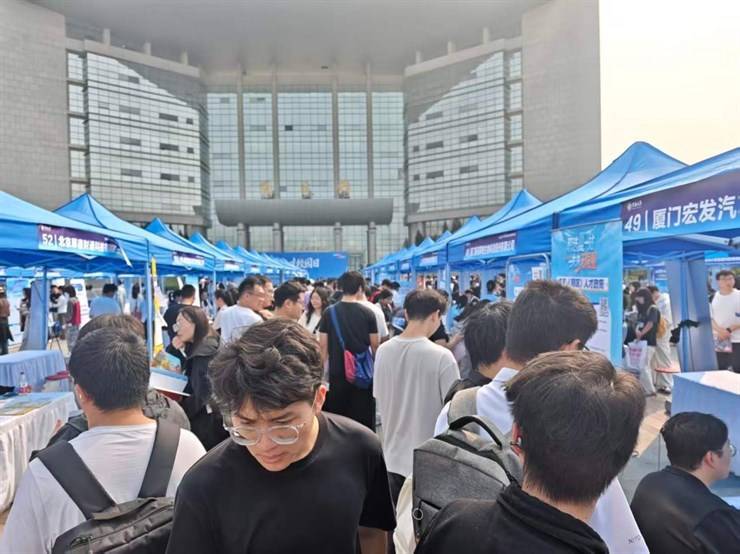 2026扬州人才校园日(广陵专场)校地合作活动在我校举办