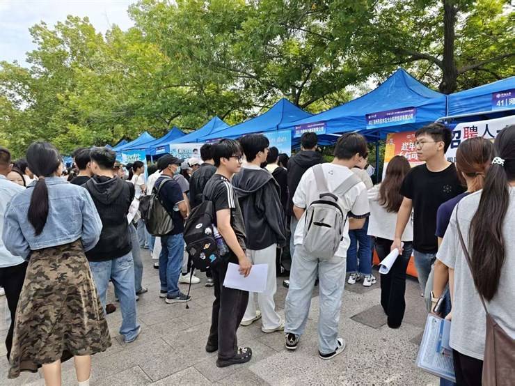 豫荐未来・青春启航|河南大学 2027 届毕业生秋季系列双选会 —— 国聘行动・重点单位专场顺利举办