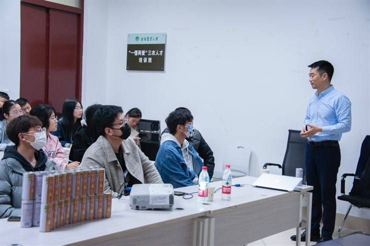 我校农创大讲堂特邀优秀创业校友、“开怀”山药汁创始人尹朝林举办“营销定位”专题讲座