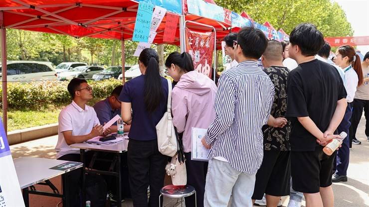 我校举办2025届毕业生春季双选会