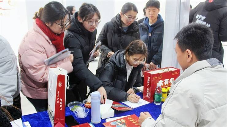 我校举办2025届毕业生“宏志助航”专场双选会