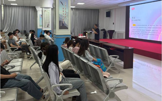 我校开展公务员备考知识讲座