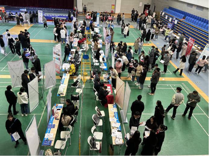 郑州龙湖分市场暨中原工学院2023届毕业生 “春暖花开 大展宏‘兔’”系列双选会第三场成功举办