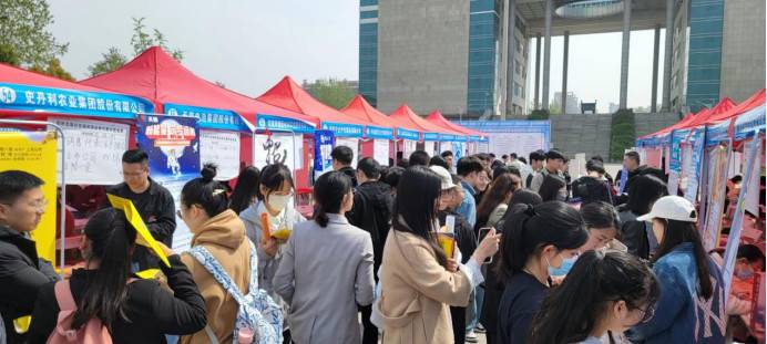 郑州龙湖分市场暨中原工学院2023届毕业生 “春暖花开 大展宏‘兔’”系列双选会第五场成功举办