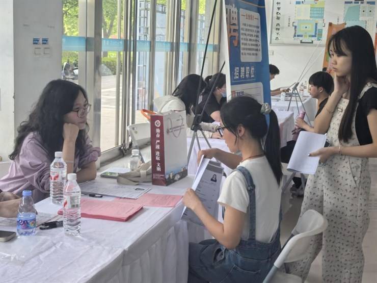 晋江市组织优质企业到我校进行宣讲招聘