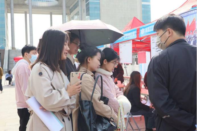 郑州龙湖分市场暨中原工学院2023届毕业生 “春暖花开 大展宏‘兔’”系列双选会第五场成功举办