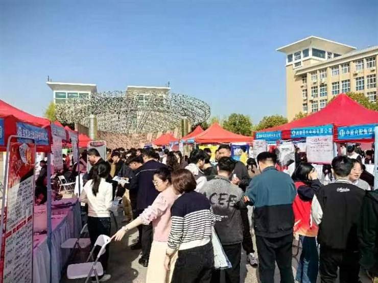 郑州龙湖分市场暨中原工学院2024年春季 机械、材料、电子信息类专场招聘会成功举办