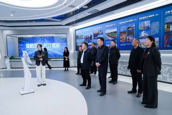学校党委书记张志坚带队赴中铁电气化局深化合作交流