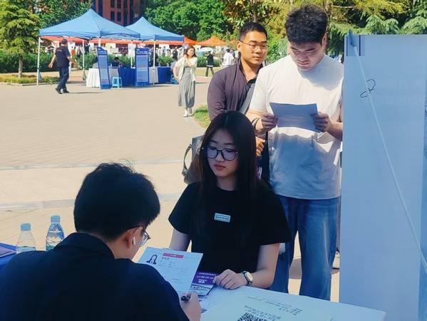 学校成功举办2025“相约福地 才聚镇江”区域类双选会