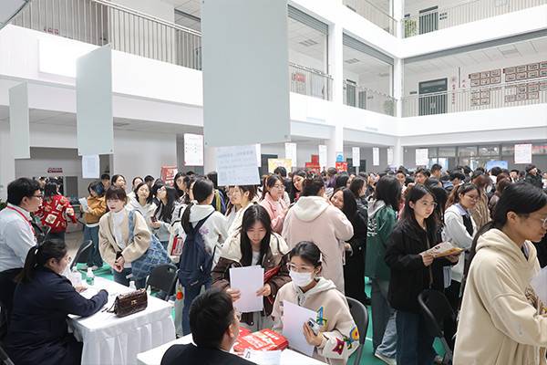 学校举办2026届经管政法类毕业生就业专场双选会