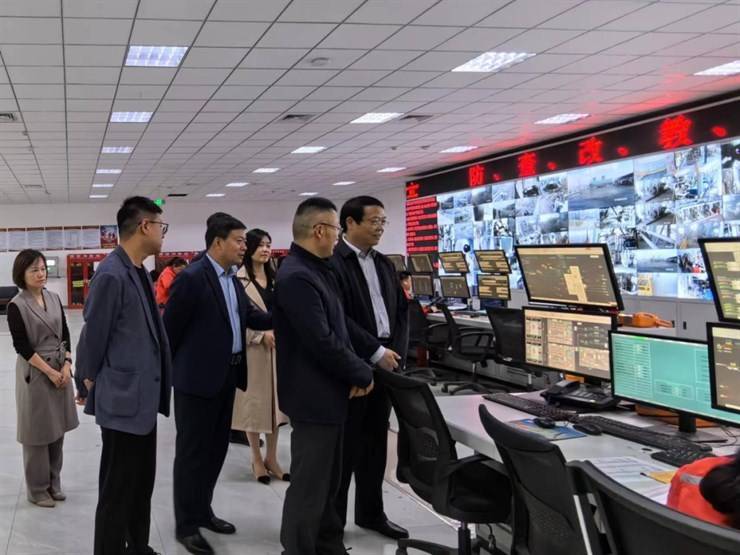 学校党委书记闫俊山带队开展访企拓岗促就业专项行动