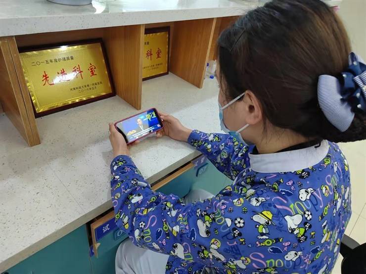 护理学院组织2022届毕业生 观看《多措并举，蓄力就业新征程》直播课