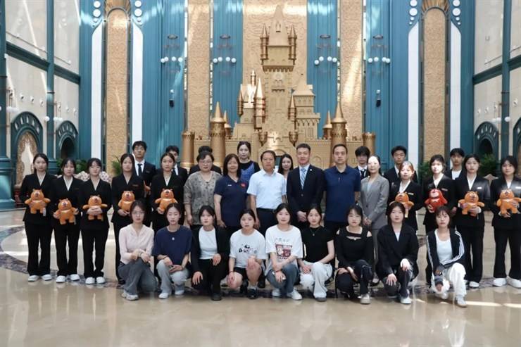 河南应用技术职业学院&郑州华强方特酒店管理有限公司人才定向培养班第一届入职仪式暨第二届开班仪式圆满举行