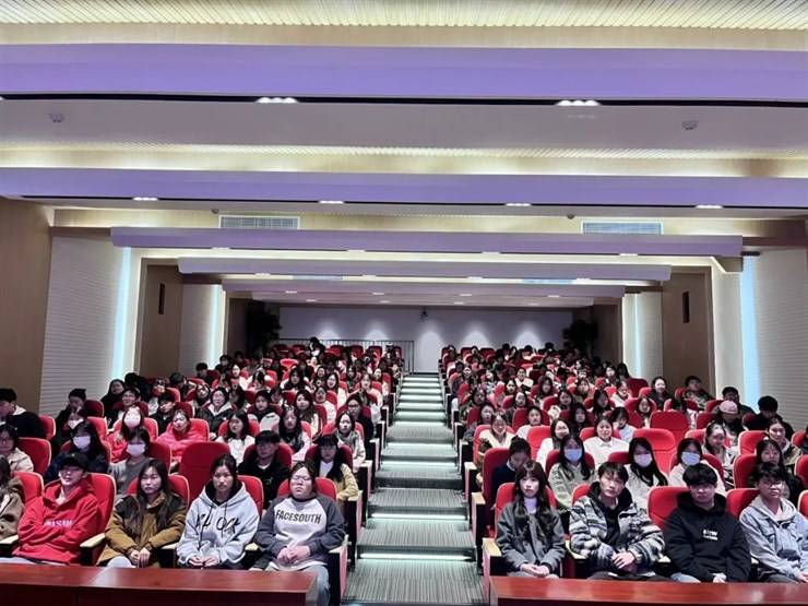 “职”点迷津，共商未来——商学院举办“学长学姐有话说”经验分享会