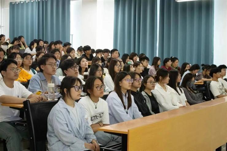 建筑工程学院举办2025届毕业生专场宣讲会（二）