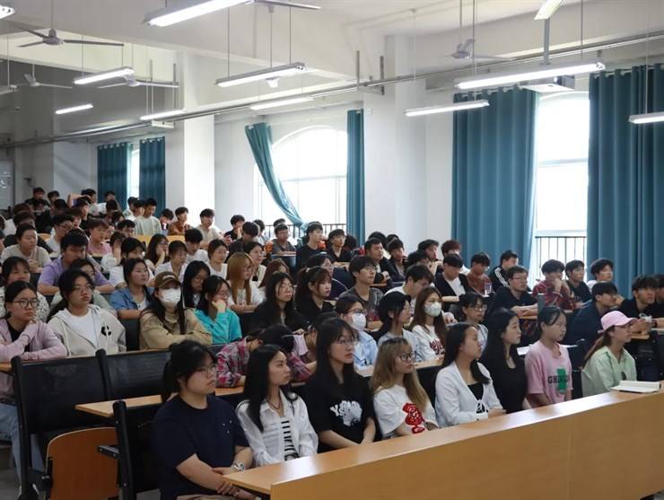 建筑工程学院举办2025届毕业生专场宣讲会（一）