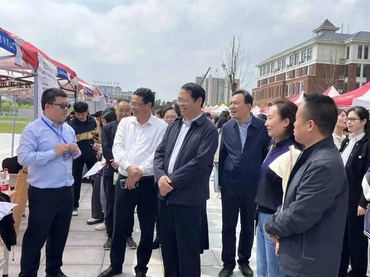 梦想起航 助力就业|河南应用技术职业学院2023年财经商贸类春季招聘会顺利举行