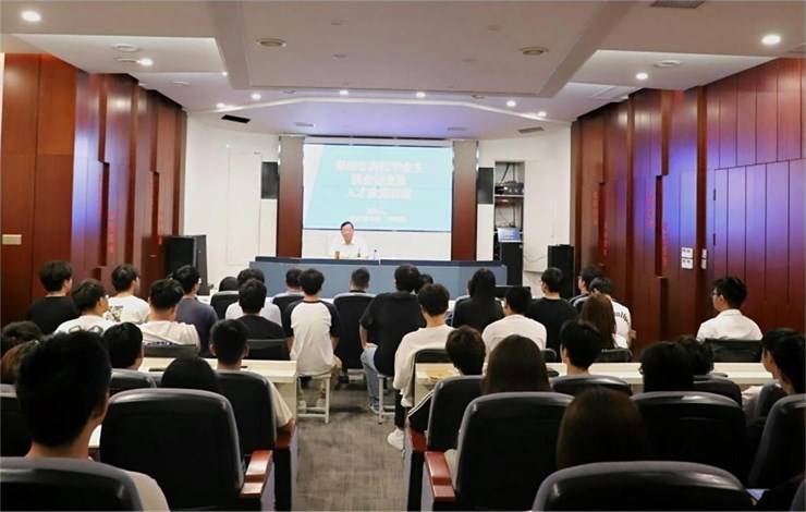 力行书院开展“力行讲堂”系列讲座——校领导作就业政策解读