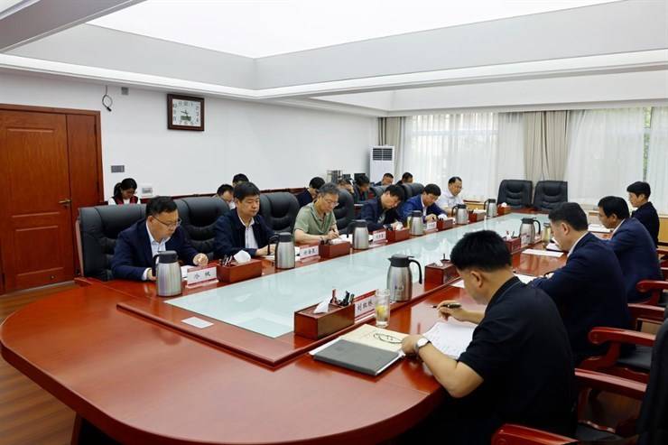 校党委理论学习中心组专题学习习近平总书记关于加强党的作风建设的重要论述