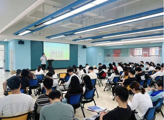 我校开展2027届毕业生高质量就业公考系列讲座
