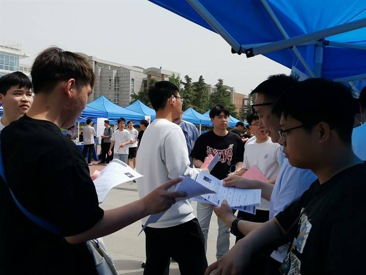 郑州西亚斯学院双选会：春招接力，为理工艺术生 “职” 引未来