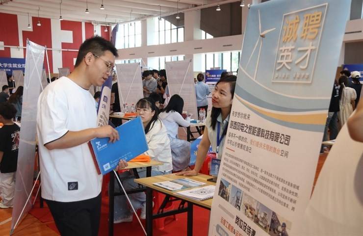 学院成功举办“就在崤函 职等你来”2025年大学生就业双选会