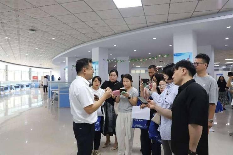 20家媒体走进我校 实地采访立体化就业育人特色做法