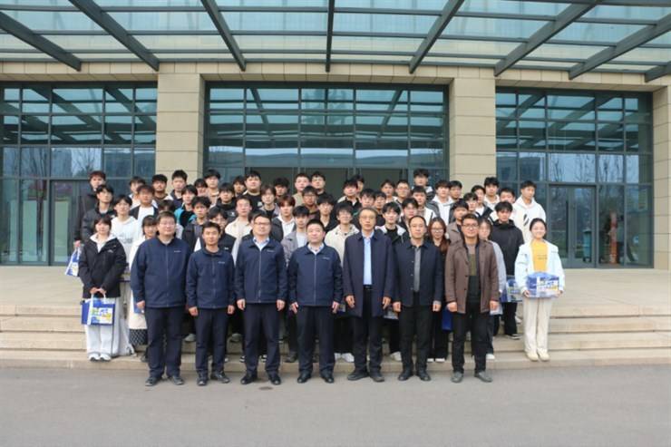 汽车与交通学院成功举办2024级宇通现场工程师班开班仪式