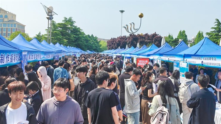 2026年郑州市“万人助万企”专场招聘活动暨我校2026届毕业生春季双选会举行