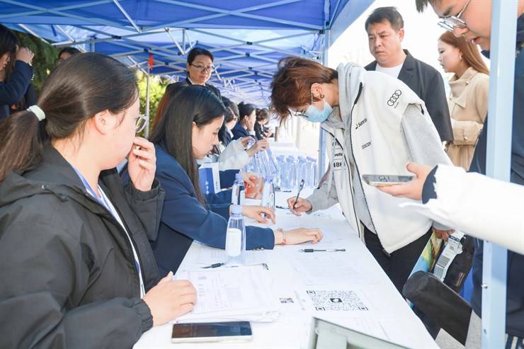2026年郑州市“万人助万企”专场招聘活动暨我校2026届毕业生春季双选会举行