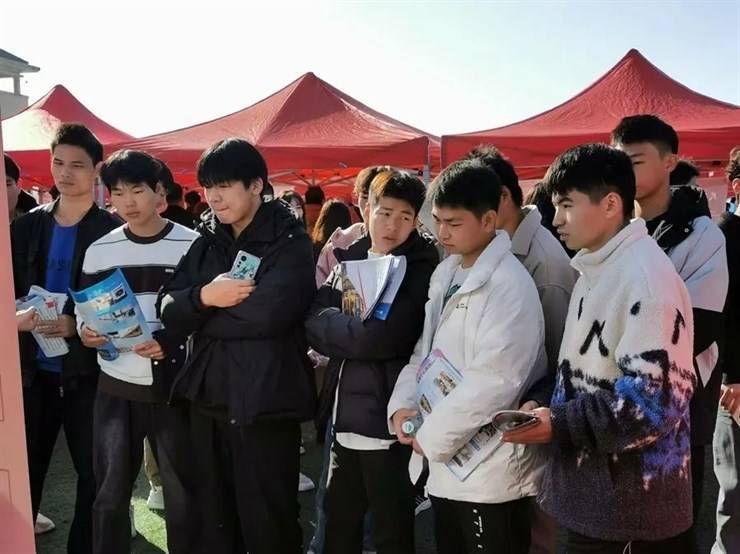 我校2025届毕业生双向选择洽谈会成功举办