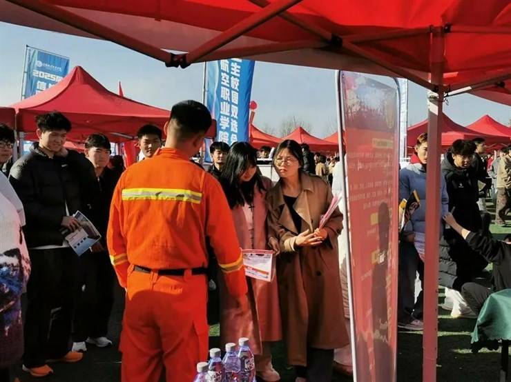 我校2025届毕业生双向选择洽谈会成功举办