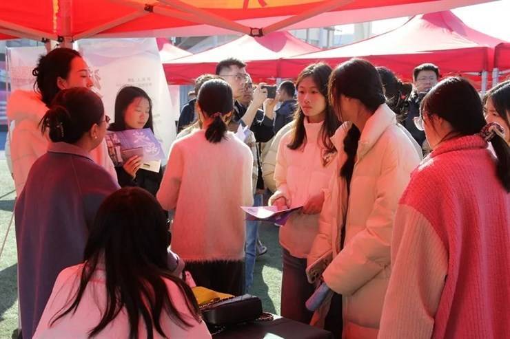 我校2025届毕业生双向选择洽谈会成功举办