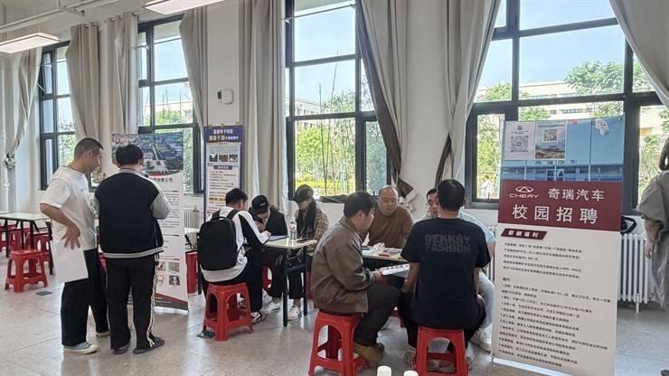 学院举办“周五职通车”校园小型双选会