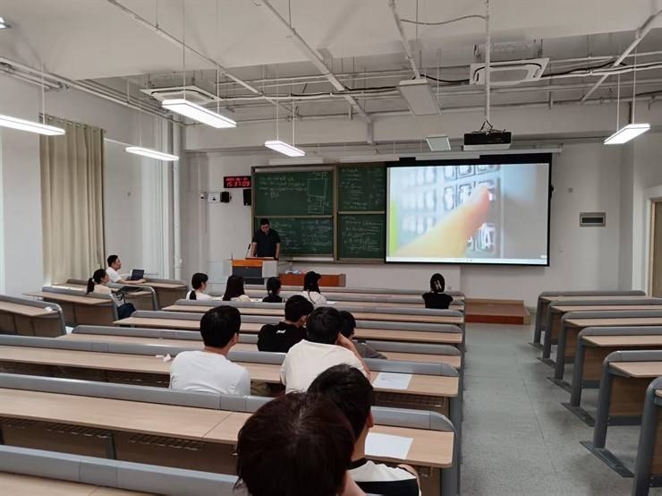 学院举办鹤壁翔毅电气与河南中赟实业联合校园招聘宣讲会