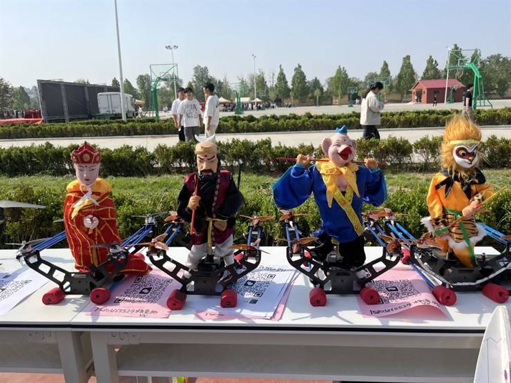 【媒体报道】无人机“飞手”培训班再上新,郑州食品工程职业学院将设无人机产业学院