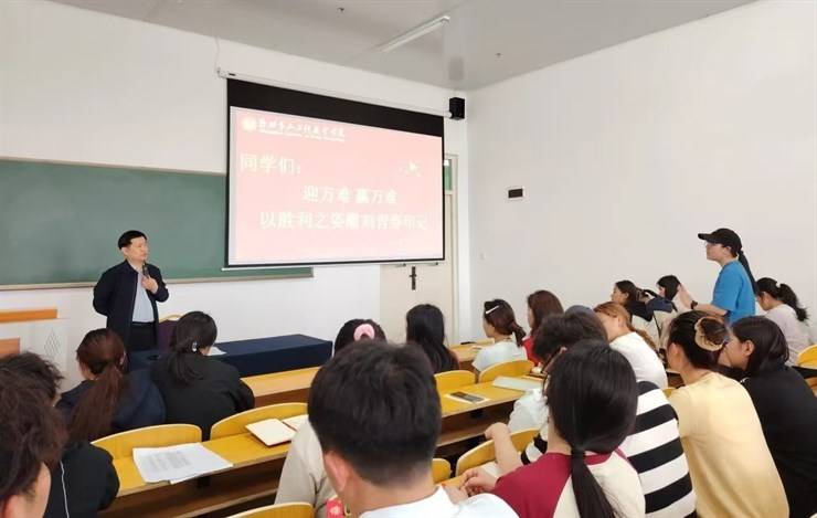 第二期“菁英百人汇”与“名师大讲堂”盛大开启—书记开讲《直面“V”型人生—以胜利之姿雕刻青春印记》