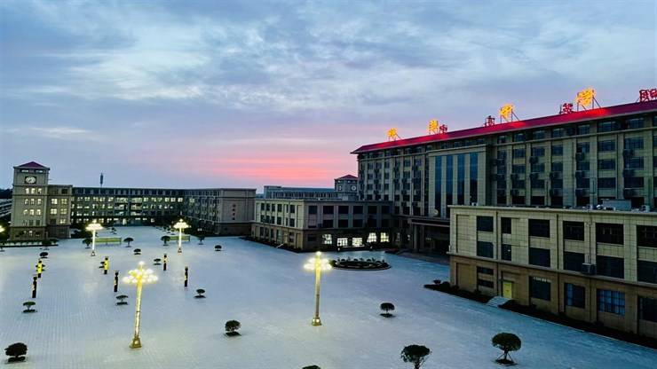 河南省新蔡县明英中学