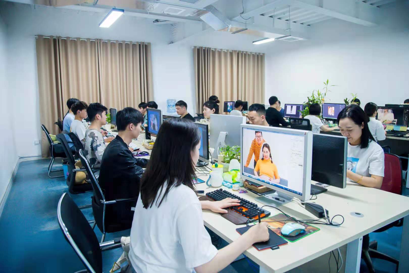 鸣人云文化传媒的公司展示